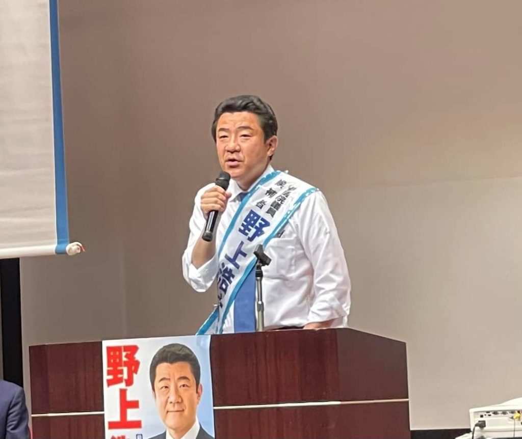 個人演説会で政策を訴える野上浩太郎